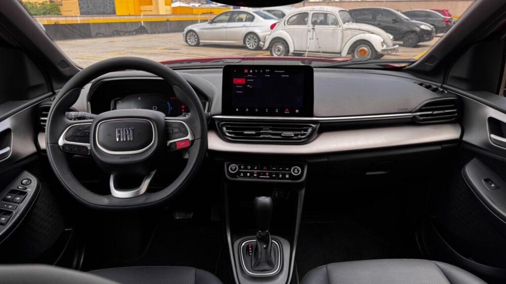 Fiat Pulse Hybrid Impetus: SUV economiza pouco e gera polêmica 4 Interior do Fiat Pulse Hybrid Impetus Vermelho