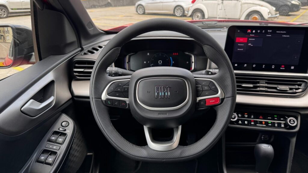 Fiat Pulse Hybrid Impetus: SUV economiza pouco e gera polêmica 6 Volante do Fiat Pulse Hybrid Impetus Vermelho