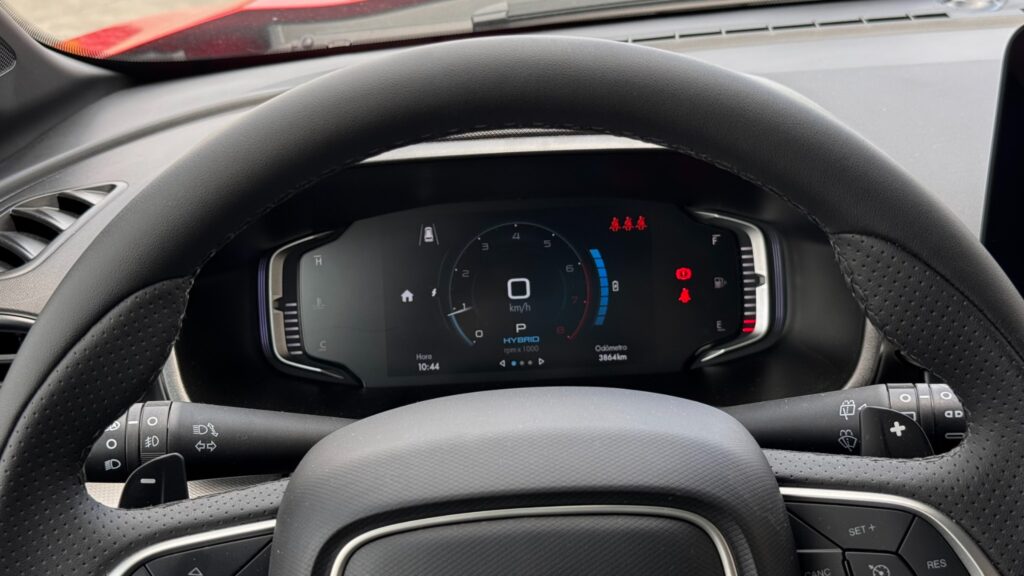 Fiat Pulse Hybrid Impetus: SUV economiza pouco e gera polêmica 5 Painel de instrumentos do Fiat Pulse Hybrid Impetus Vermelho