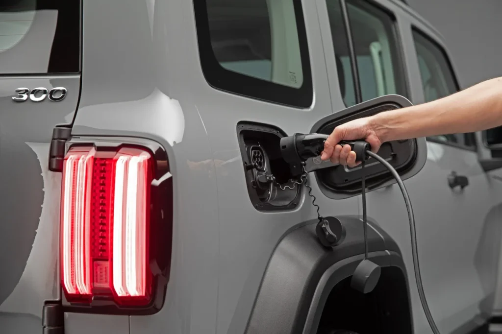 GWM abre reservas do SUV híbrido Tank 300 no Brasil 3 GWM Tank 300 carregamento