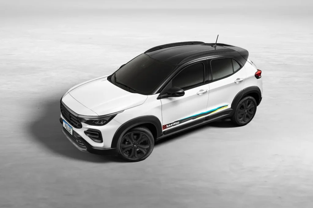 Fiat Pulse e Fastback híbridos ganham série Lollapalooza 2025 1 Fiat Pulse branco com teto preto visto de cima, em ângulo lateral, com adesivos coloridos do Lollapalooza nas portas.