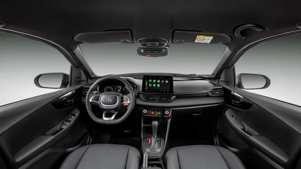 Fiat Pulse e Fastback híbridos ganham série Lollapalooza 2025 5 Painel e interior do Fiat Pulse vistos do banco traseiro, com destaque para o volante, multimídia e acabamento escuro.