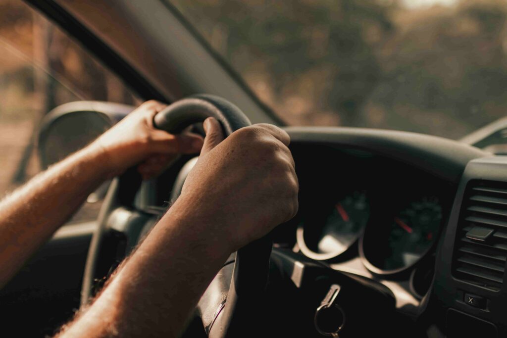 Direção puxando: o que fazer quando a direção do carro está puxando para um lado 7 Imagem de uma pessoa com as mãos no volante.