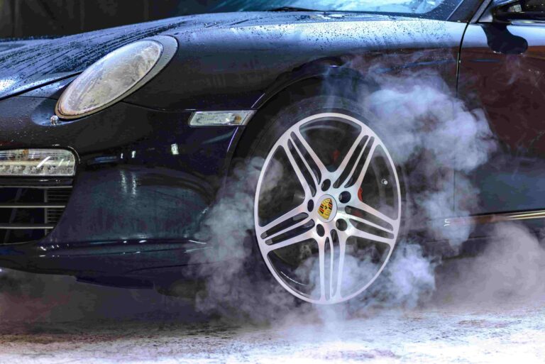 Imagem de um carro freando.