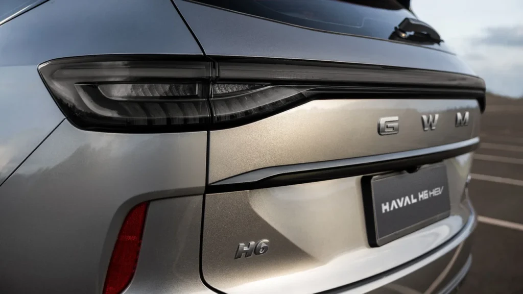 Lanterna traseira e logo GWM do Haval H6 HEV com acabamento metálico.