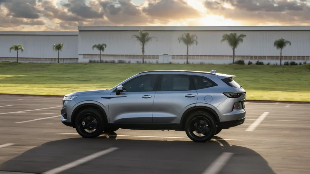 GWM Haval H6 2025 estreia no Brasil com novo visual e preços a partir de R$ 220 mil 3 Haval H6 HEV em movimento visto lateralmente, com fundo de paisagem ao entardecer.
