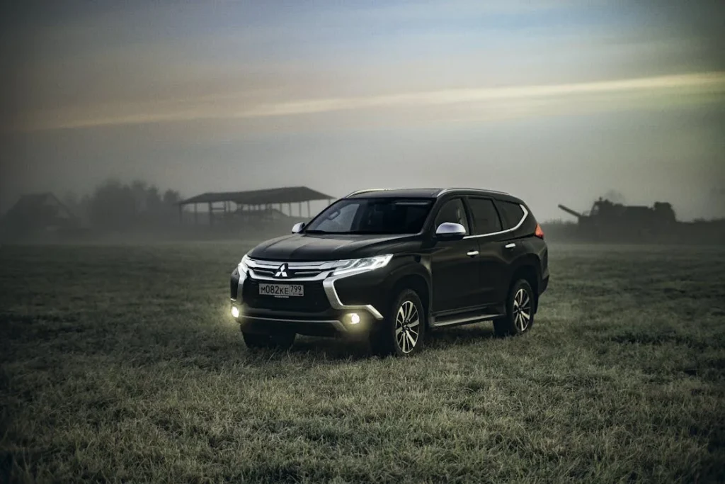 imagem de um carro suv mitsubishi na grama