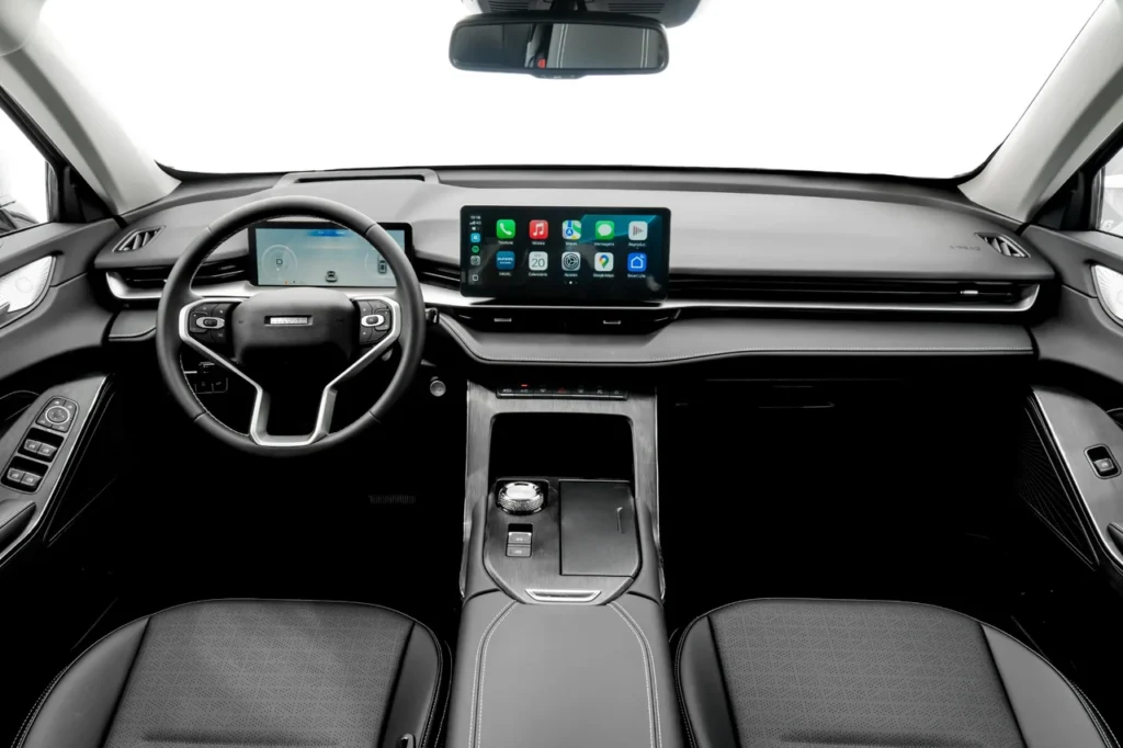 Painel frontal do GWM Haval H6 com volante multifuncional e telas digitais.