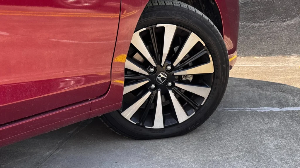 Honda City Hatchback EX: custo-benefício equilibrado em um pacote surpreendente 20 Vista lateral do para-choque e da roda traseira do Honda City Hatchback EX.