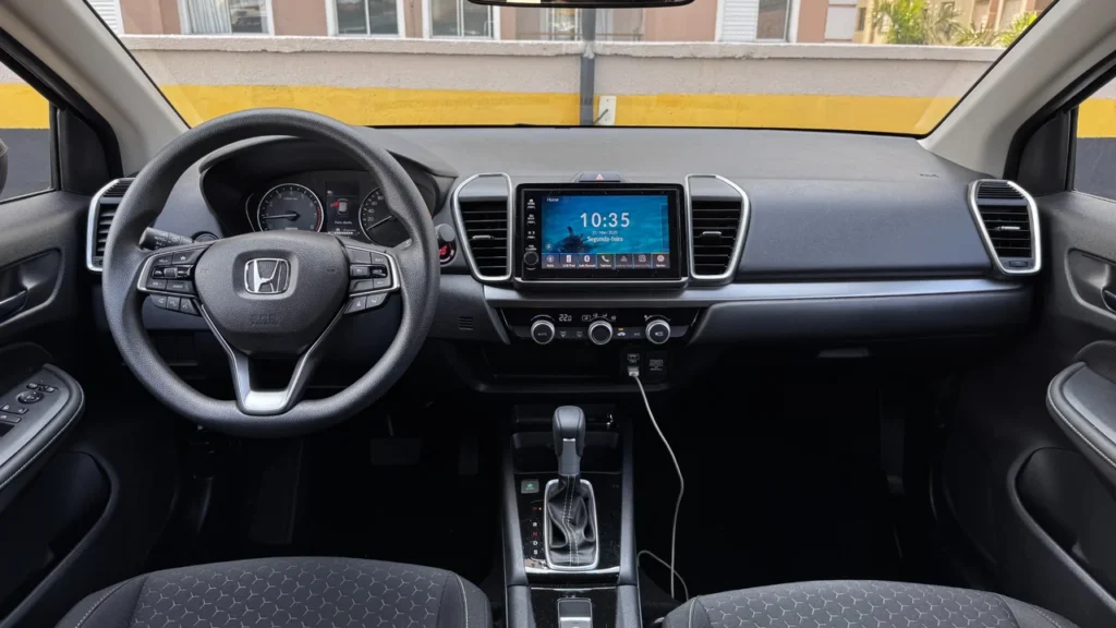 Honda City Hatchback EX: custo-benefício equilibrado em um pacote surpreendente 7 Painel e volante do Honda City Hatchback EX com destaque para a central multimídia.