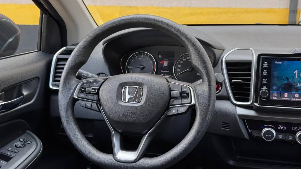 Honda City Hatchback EX: custo-benefício equilibrado em um pacote surpreendente 29 Foco no volante e no painel de instrumentos do Honda City Hatchback EX.