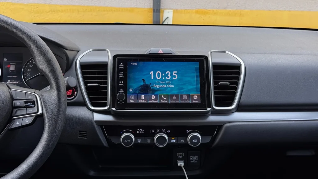 Honda City Hatchback EX: custo-benefício equilibrado em um pacote surpreendente 30 Close na central multimídia com detalhes do painel e comandos de ar-condicionado.