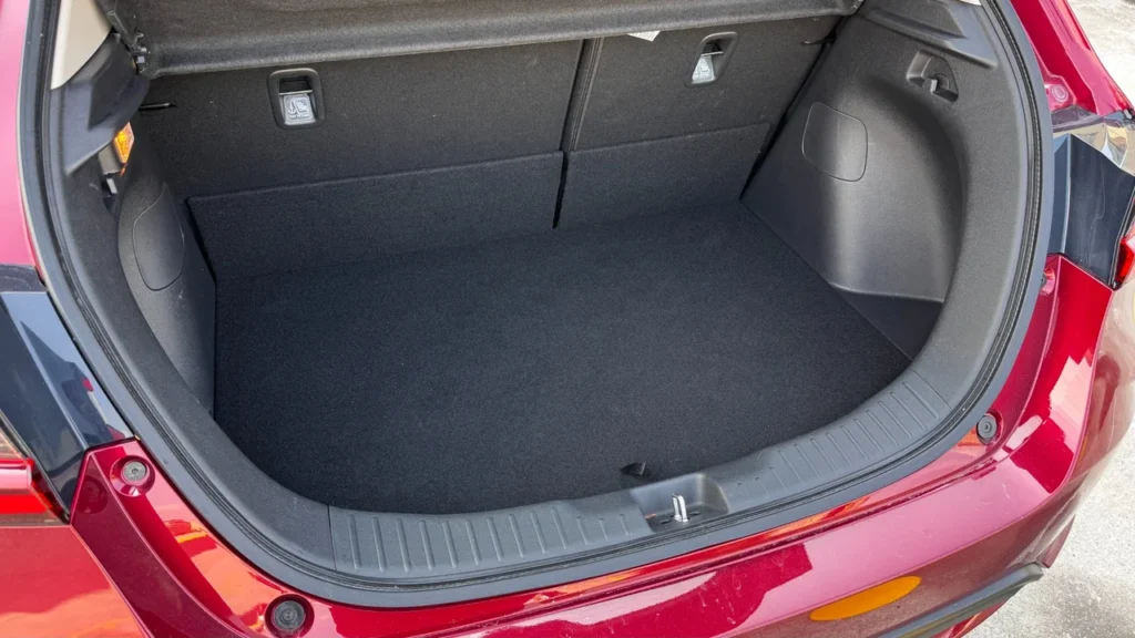 Honda City Hatchback EX: custo-benefício equilibrado em um pacote surpreendente 24 Imagem do porta-malas vazio do Honda City Hatchback EX.