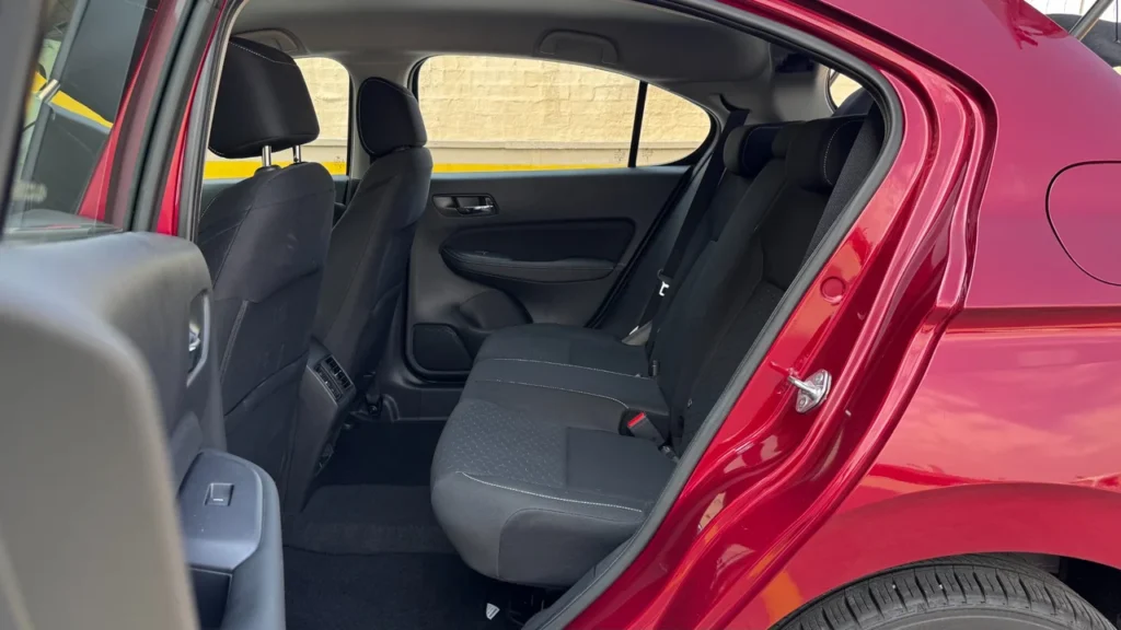 Honda City Hatchback EX: custo-benefício equilibrado em um pacote surpreendente 5 Bancos traseiros do Honda City Hatchback EX vistos pela porta aberta.