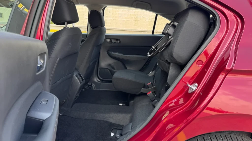 Honda City Hatchback EX: custo-benefício equilibrado em um pacote surpreendente 4 Banco traseiro direito levantado no modo de rebatimento vertical.
