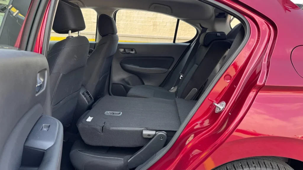Honda City Hatchback EX: custo-benefício equilibrado em um pacote surpreendente 3 Banco traseiro esquerdo rebatido, mostrando o modo de ampliação do porta-malas.