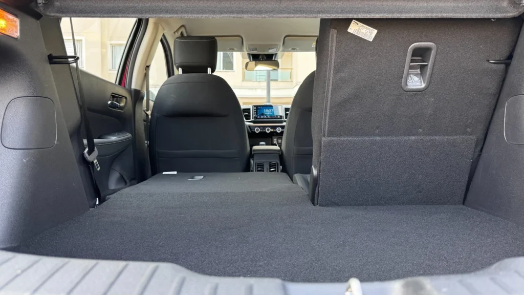 Honda City Hatchback EX: custo-benefício equilibrado em um pacote surpreendente 6 Vista do porta-malas com bancos traseiros rebatidos totalmente.