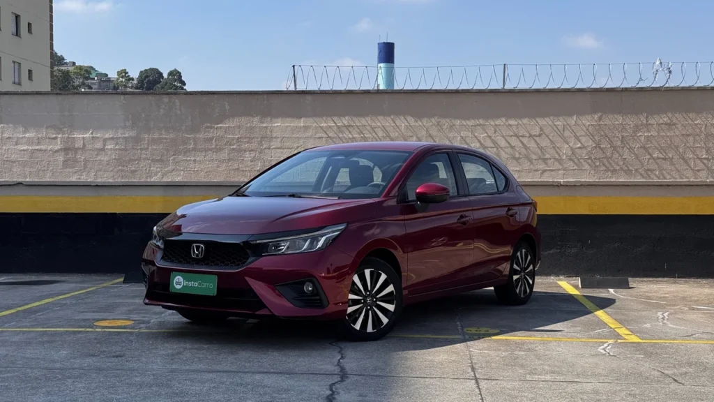 Honda City Hatchback EX: custo-benefício equilibrado em um pacote surpreendente 1 Vista frontal do Honda City Hatchback EX estacionado em local aberto.