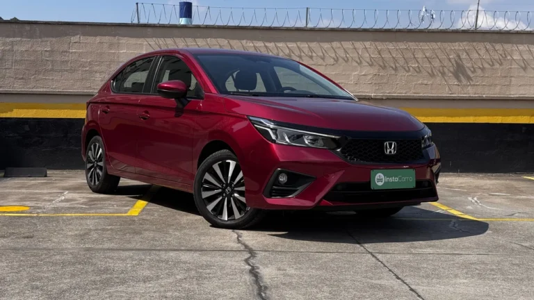 Outra imagem da frente lateral do Honda City Hatchback EX, em estacionamento.