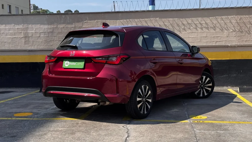 Honda City Hatchback EX: custo-benefício equilibrado em um pacote surpreendente 2 Vista traseira lateral do Honda City Hatchback EX mostrando as lanternas traseiras.