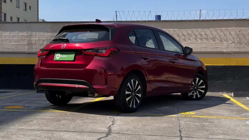 Honda City Hatchback EX: custo-benefício equilibrado em um pacote surpreendente 15 Vista mais ampla da traseira do Honda City Hatchback EX com foco no porta-malas.