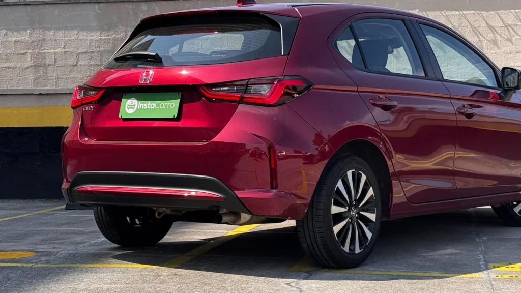 Honda City Hatchback EX: custo-benefício equilibrado em um pacote surpreendente 9 Close-up do canto traseiro esquerdo do Honda City Hatchback EX.