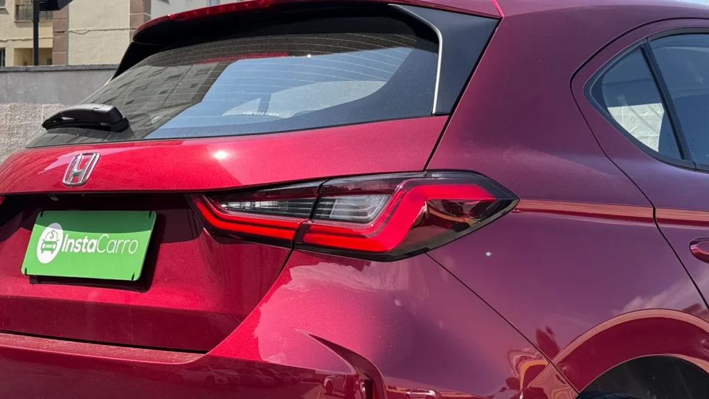 Honda City Hatchback EX: custo-benefício equilibrado em um pacote surpreendente 17 Foco no detalhe das lanternas traseiras e logotipo da Honda.