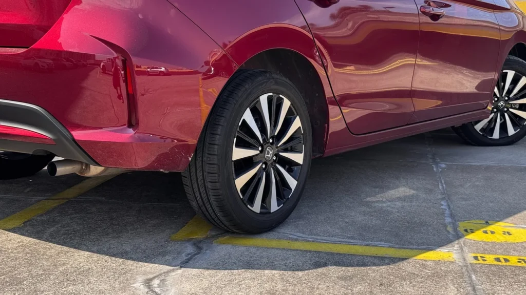Honda City Hatchback EX: custo-benefício equilibrado em um pacote surpreendente 19 Close do para-choque traseiro e escapamento do Honda City Hatchback EX.
