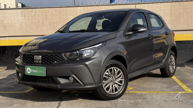 Vista lateral dianteira do Fiat Argo Endurance 2025, com destaque para o design dos faróis, rodas e a silhueta esportiva do carro