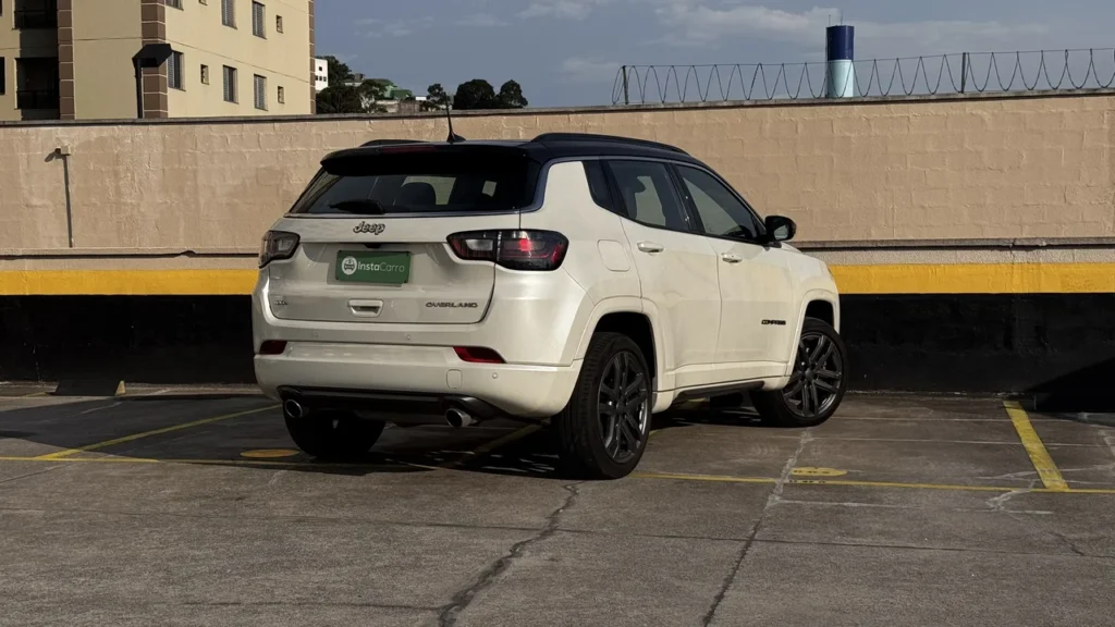 Jeep Compass Overland: SUV de R$ 285 mil que anda como um Premium 6 Jeep Compass Overland 2025 branco pérola visto de trás em estacionamento urbano