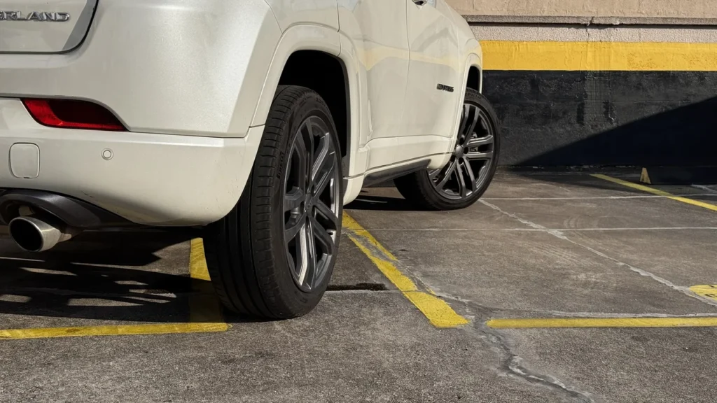 Jeep Compass Overland: SUV de R$ 285 mil que anda como um Premium 5 Roda traseira e lateral do Jeep Compass Overland 2025 branco pérola em destaque