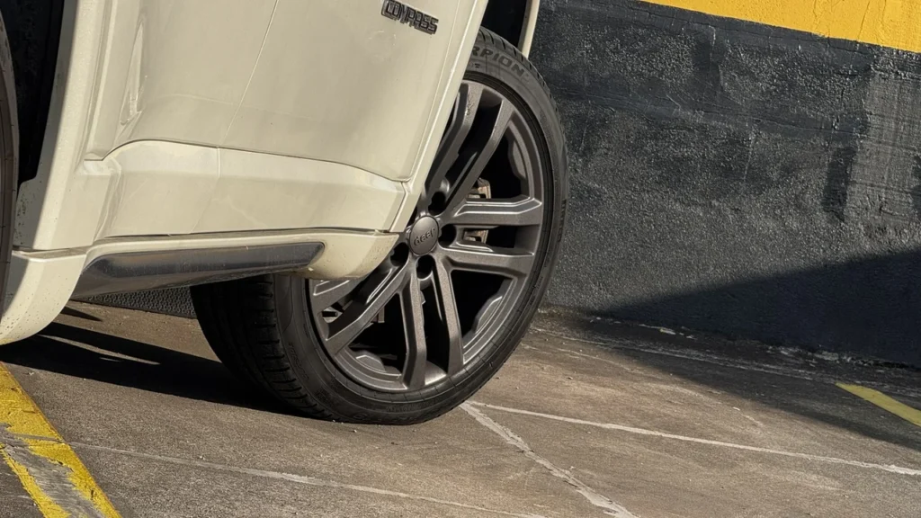 Jeep Compass Overland: SUV de R$ 285 mil que anda como um Premium 16 Detalhe da roda dianteira do Jeep Compass Overland 2025 branco pérola com acabamento esportivo