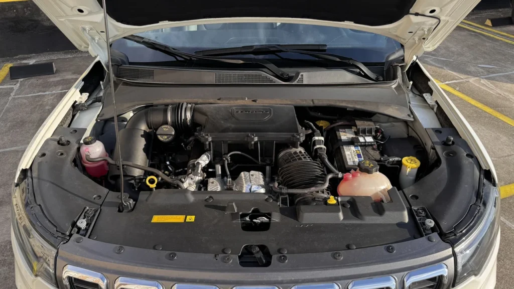 Jeep Compass Overland: SUV de R$ 285 mil que anda como um Premium 22 Motor do Jeep Compass Overland 2025 branco pérola com capô aberto, mostrando componentes internos
