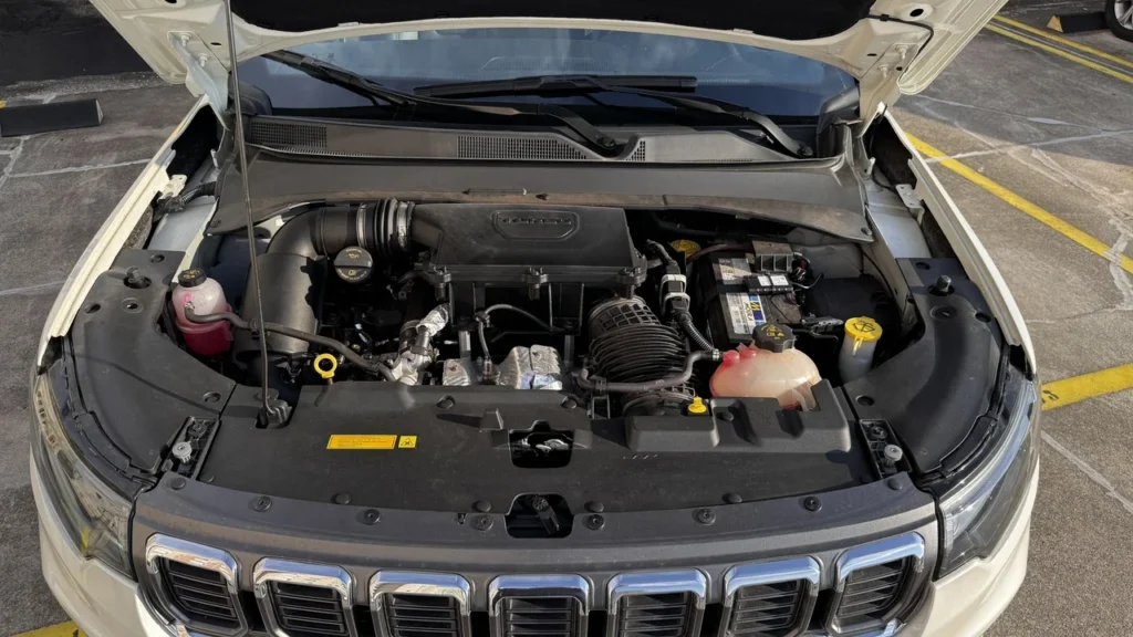 Jeep Compass Overland: SUV de R$ 285 mil que anda como um Premium 20 Motor do Jeep Compass Overland 2025 branco pérola com capô aberto, mostrando componentes internos