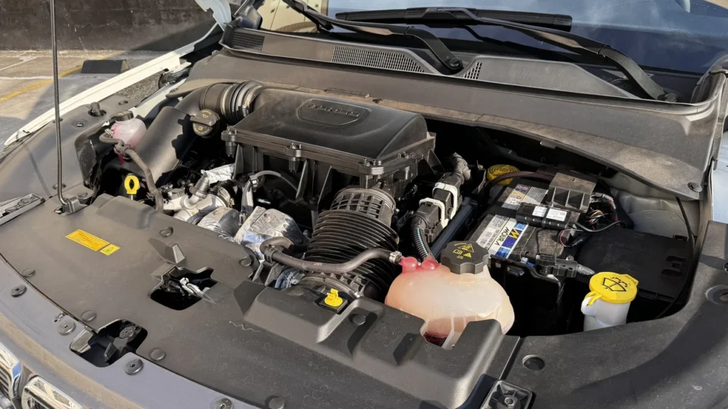 Jeep Compass Overland: SUV de R$ 285 mil que anda como um Premium 4 Visão lateral do motor do Jeep Compass Overland 2025 branco pérola com detalhes do filtro e bateria