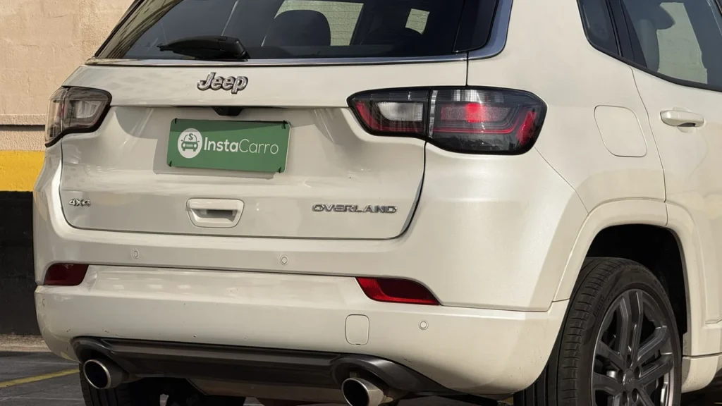Jeep Compass Overland: SUV de R$ 285 mil que anda como um Premium 12 Escapamento e para-choque traseiro do Jeep Compass Overland 2025 branco pérola