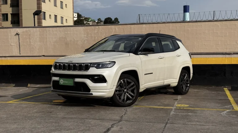Jeep Compass Overland 2025 branco pérola visto de frente em ambiente urbano, destacando design moderno