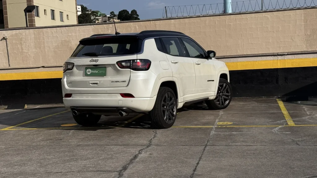 Jeep Compass Overland: SUV de R$ 285 mil que anda como um Premium 2 Jeep Compass Overland 2025 branco pérola visto de trás em estacionamento urbano