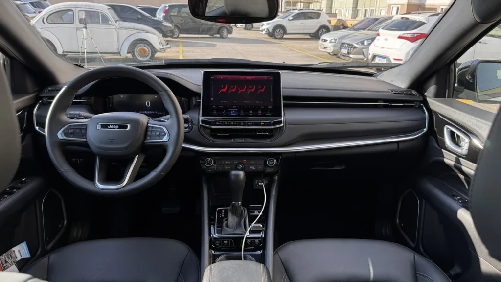 Jeep Compass Overland: SUV de R$ 285 mil que anda como um Premium 3 Interior do Jeep Compass Overland 2025 branco pérola, com painel digital e central multimídia