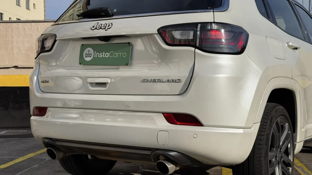 Jeep Compass Overland: SUV de R$ 285 mil que anda como um Premium 13 Escapamento e para-choque traseiro do Jeep Compass Overland 2025 branco pérola
