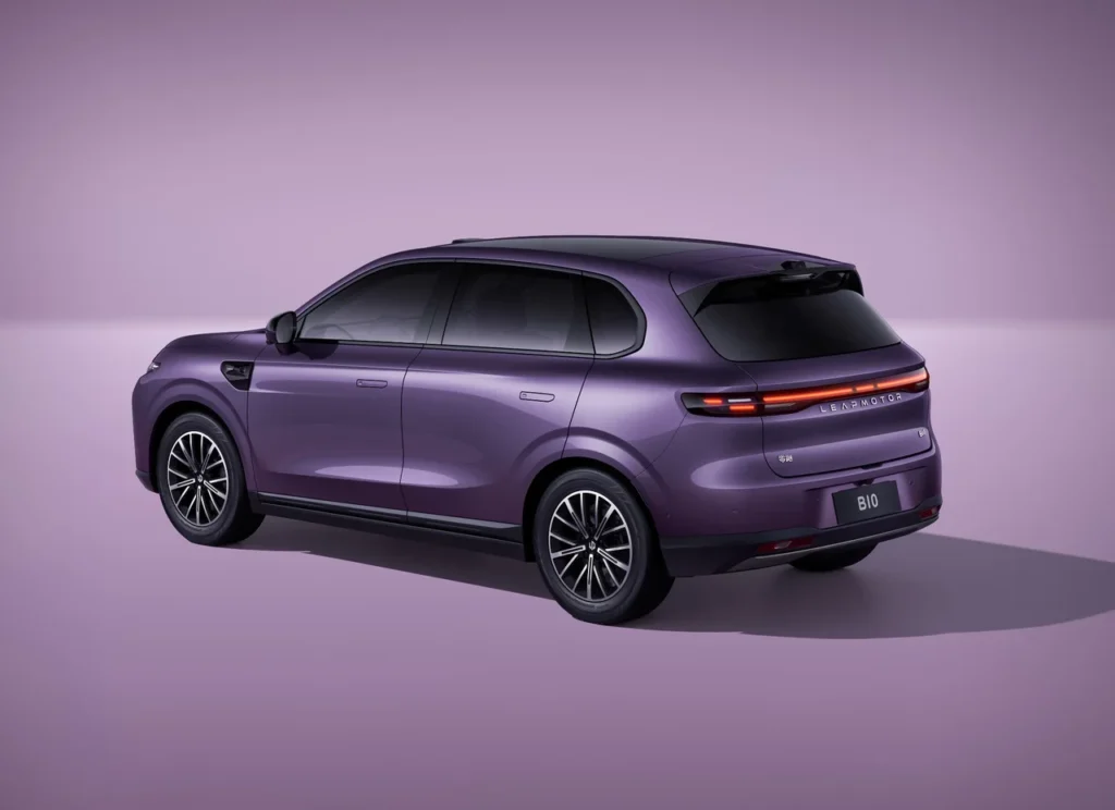 Leapmotor B10 é confirmado como o segundo SUV da marca no Brasil 1 Vista traseira do SUV Leapmotor B10 na cor roxa, destacando as lanternas traseiras horizontais e o design moderno da carroceria