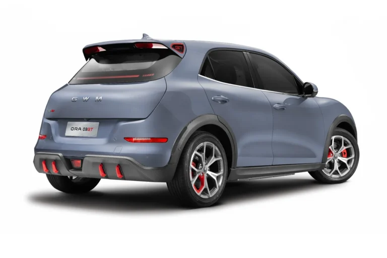 Lançamentos 6 Versão esportiva ORA 03 GT na cor cinza vista de trás, com acabamento em fibra de carbono e detalhes em vermelho nas rodas e para-choque.