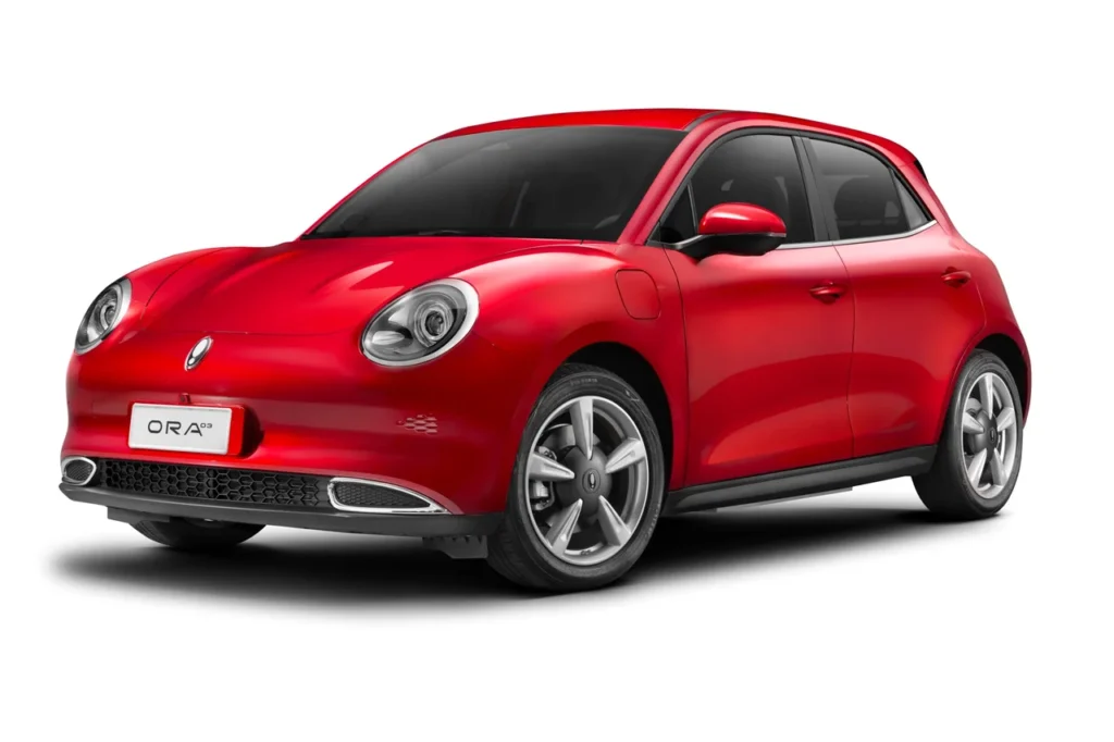 Carro elétrico ORA 03 na cor vermelha visto de frente em um fundo branco, com design retrô e faróis arredondados.
