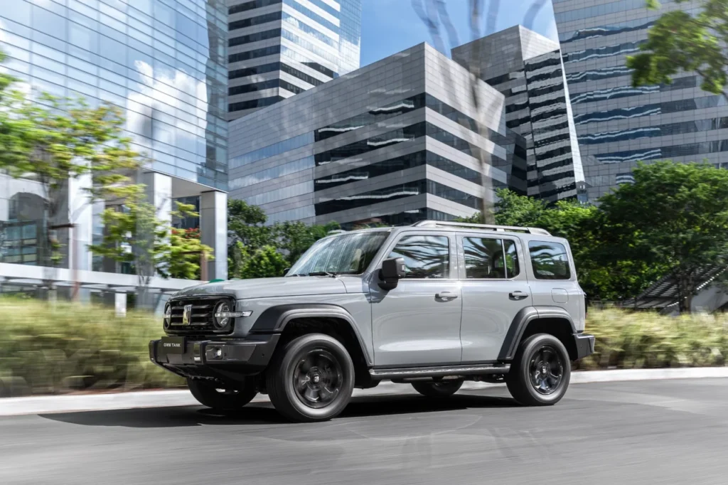 GWM Tank 300 chega por R$ 333 mil para bater de frente com Toyota SW4 15 GWM Tank 300 em ambiente urbano