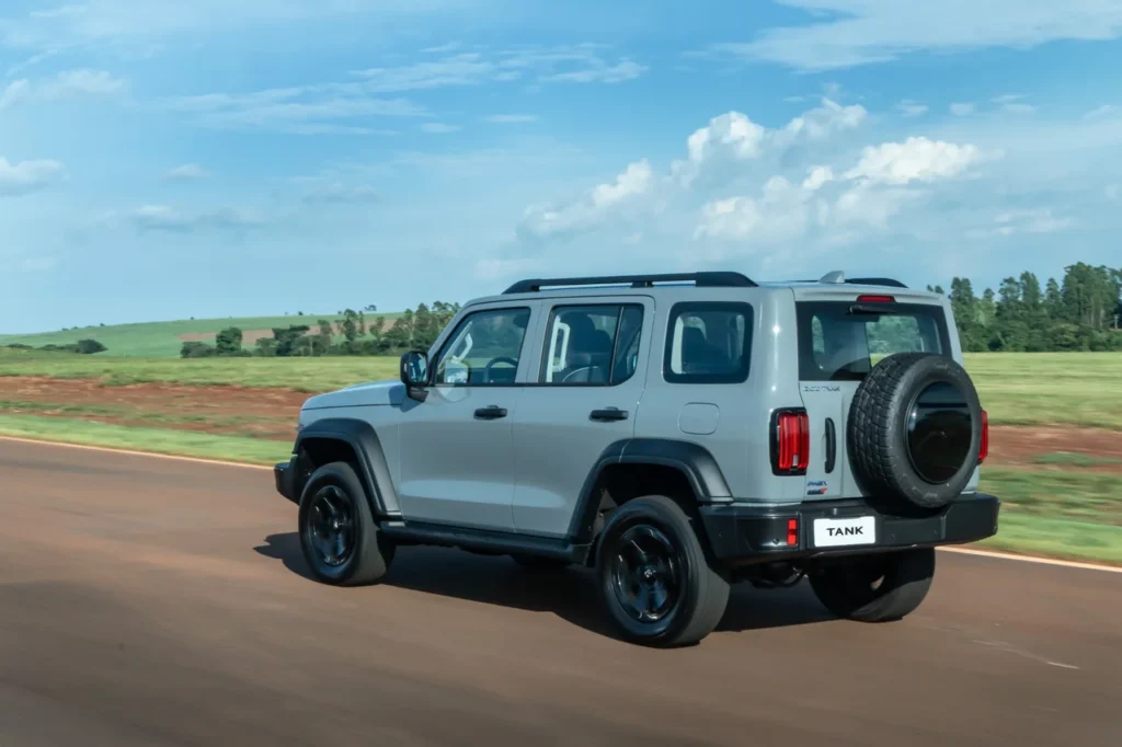 GWM Tank 300 chega por R$ 333 mil para bater de frente com Toyota SW4 26 Traseira do GWM Tank 300 em pista de testes