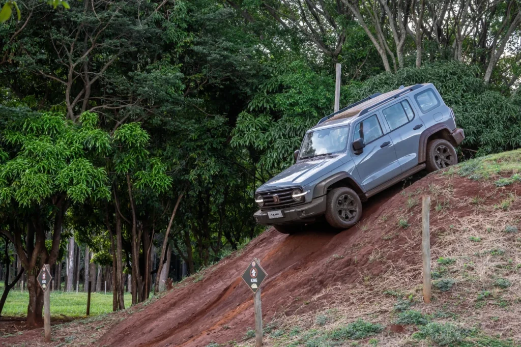 GWM Tank 300 chega por R$ 333 mil para bater de frente com Toyota SW4 28 GWM Tank 300 no fora-de-estrada