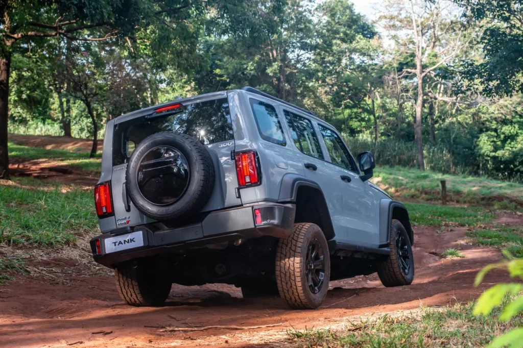 GWM Tank 300 chega por R$ 333 mil para bater de frente com Toyota SW4 14 traseira do GWM Tank 300 no fora-de-estrada