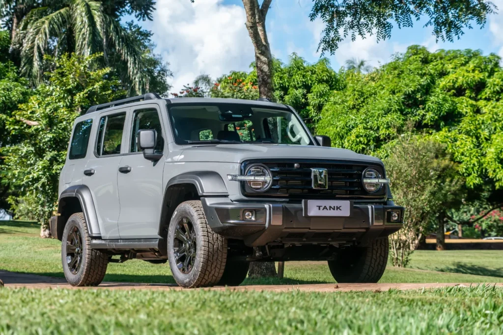 GWM Tank 300 chega por R$ 333 mil para bater de frente com Toyota SW4 29 GWM Tank 300 cinza em um gramado
