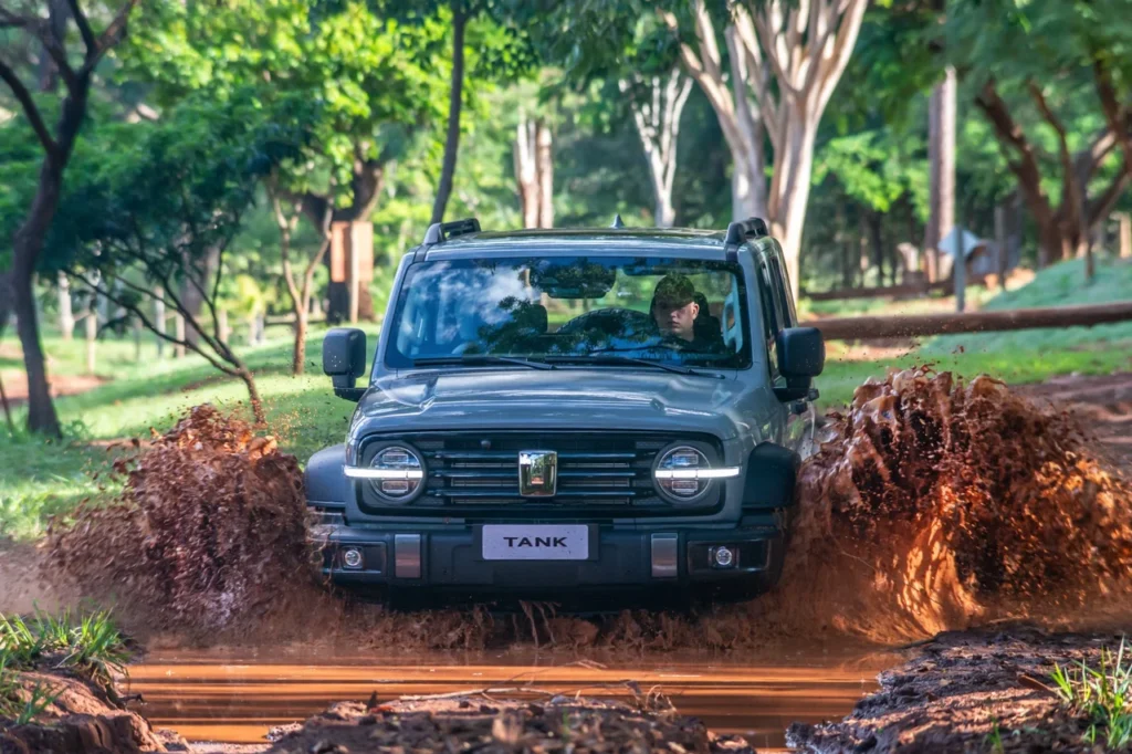 GWM Tank 300 chega por R$ 333 mil para bater de frente com Toyota SW4 31 GWM Tank 300 no fora-de-estrada na lama