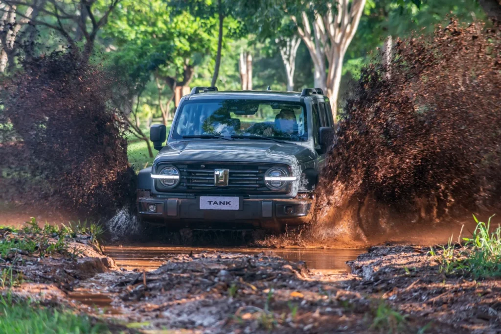 GWM Tank 300 chega por R$ 333 mil para bater de frente com Toyota SW4 11 GWM Tank 300 no fora-de-estrada na lama